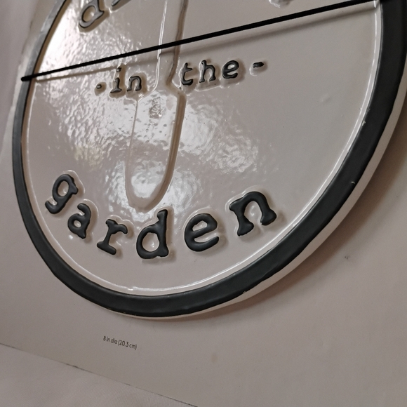 Outdoors Garden Decor Grey & White "Digging in the Garden" Round Aluminum Sign - Picture 4 of 11